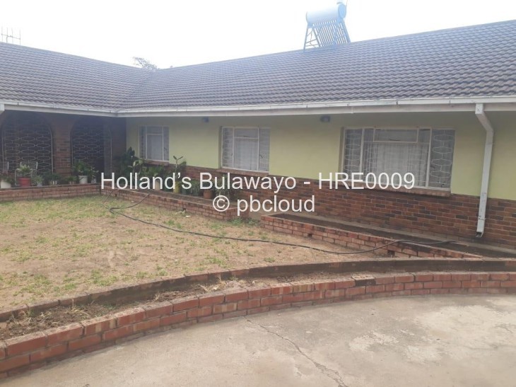 4 Bedroom House for Sale in Highmount, Bulawayo