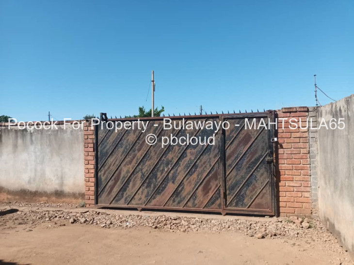 3 Bedroom House for Sale in Mahatshula, Bulawayo