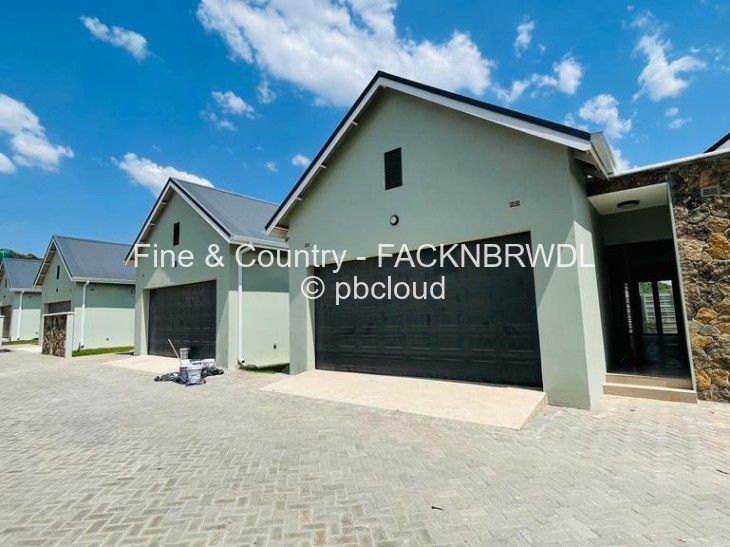 Townhouse/Complex/Cluster to Rent in Borrowdale, Harare