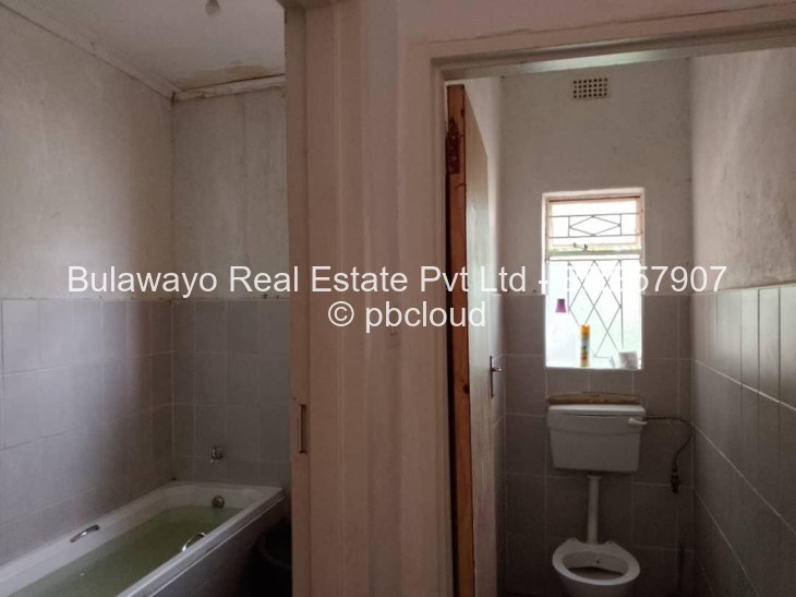 4 Bedroom House for Sale in Mahatshula, Bulawayo