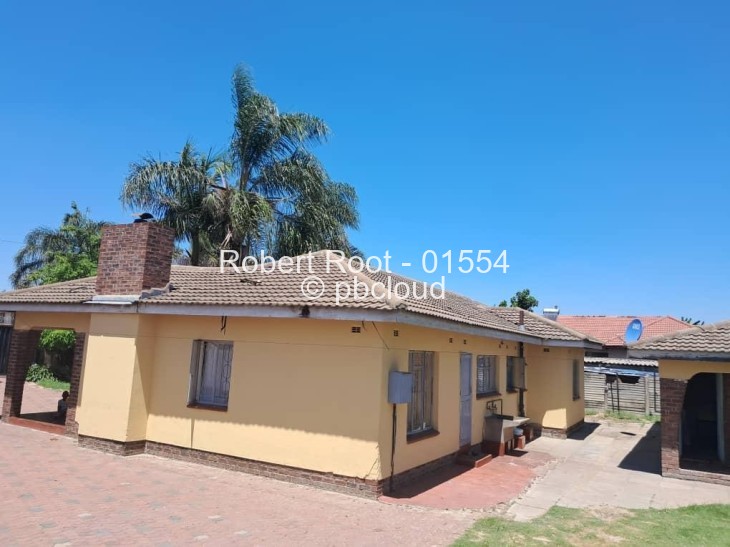 6 Bedroom House for Sale in Mainway Meadows, Harare