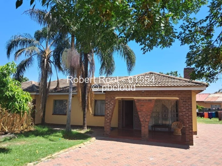 6 Bedroom House for Sale in Mainway Meadows, Harare