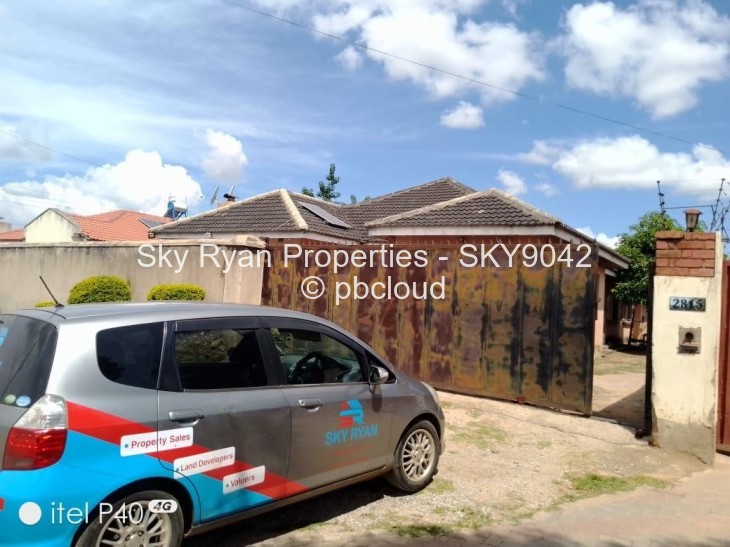 8 Bedroom House for Sale in Mainway Meadows, Harare